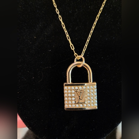 💯 Authentic Louis Vuitton Zipper Pull/ Bag Charm (Pearl and Gold) - Picture 1 of 4